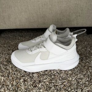 Nike Boys Team Hustle White No Tie Basketball Size 2Y